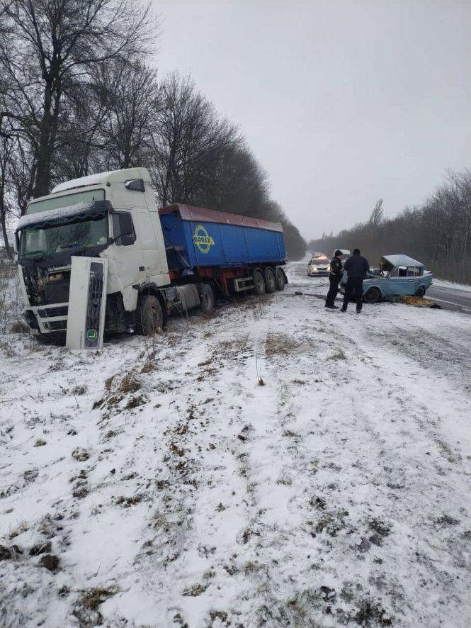 Новини Хмельницького - фото з На Хмельниччині водій «ВАЗу» врізався у вантажівку і загинув На Хмельниччині водій «ВАЗу» врізався у вантажівку і загинув, фото №1 на сайті vsim.ua
