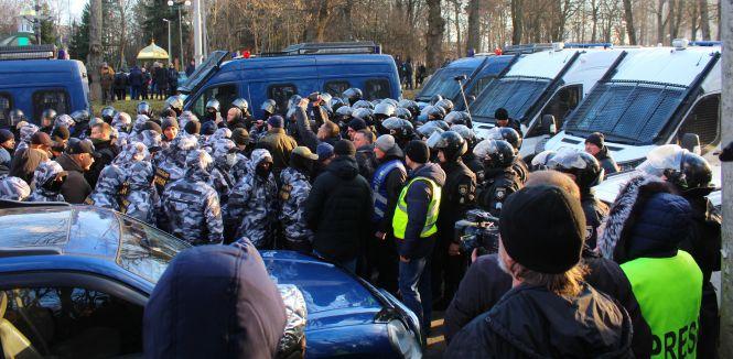 Фаєри, газ та кийки: як у Вінниці побилися «нацдружинники» та поліція (ВІДЕО), фото №6 на сайті 20minut.ua