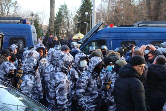 Новини Вінниці - фото з Фаєри, газ та кийки: як у Вінниці побилися «нацдружинники» та поліція (ВІДЕО) Фаєри, газ та кийки: як у Вінниці побилися «нацдружинники» та поліція (ВІДЕО), фото №1 на сайті 20minut.ua