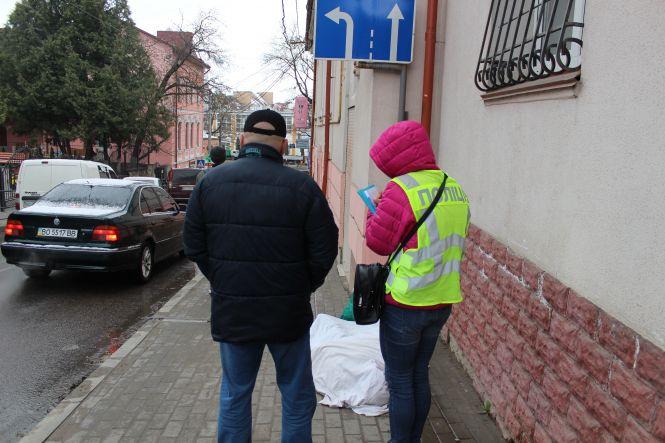 Новини Тернополя - фото з У Центрі чоловікові стало погано, він упав і помер У Центрі чоловікові стало погано, він упав і помер, фото №1 на сайті 20minut.ua