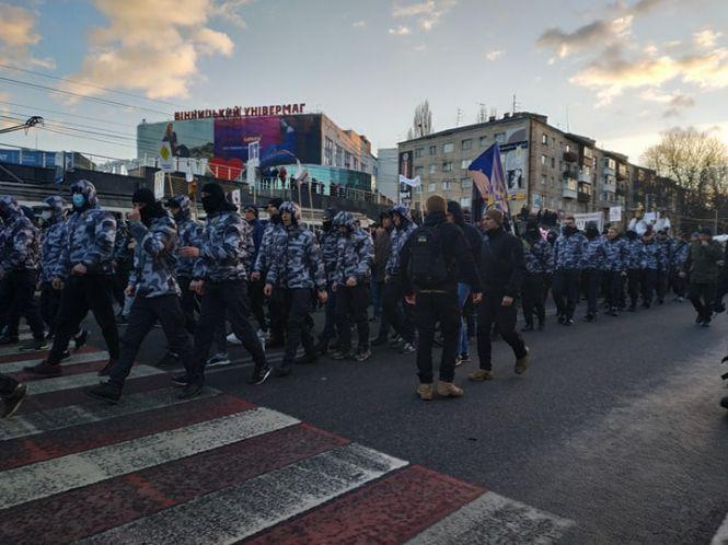 Мітинг біля Книжки: свинячі голови та десятки правоохоронців, фото №11 на сайті 20minut.ua