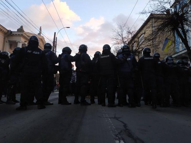 Мітинг біля Книжки: свинячі голови та десятки правоохоронців, фото №16 на сайті 20minut.ua