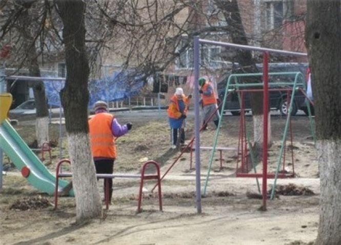 Стартувало весняне прибирання. Комунальники очищають прибудинкові території, фото №1 на сайті 20minut.ua