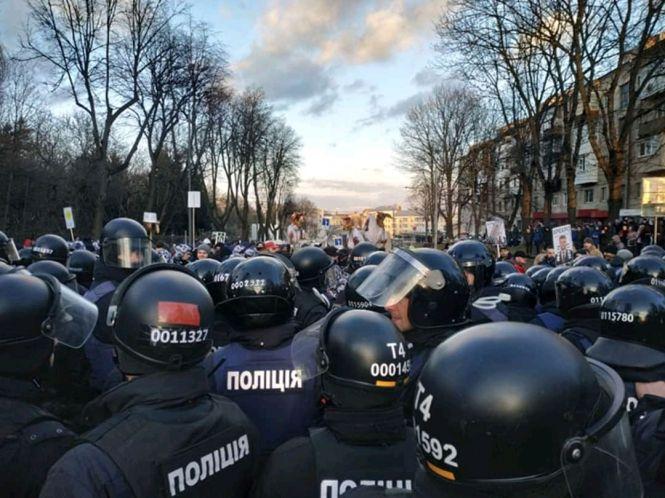 Мітинг біля Книжки: свинячі голови та десятки правоохоронців, фото №9 на сайті 20minut.ua