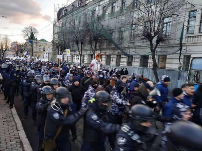 Мітинг біля Книжки: свинячі голови та десятки правоохоронців, фото №15 на сайті 20minut.ua