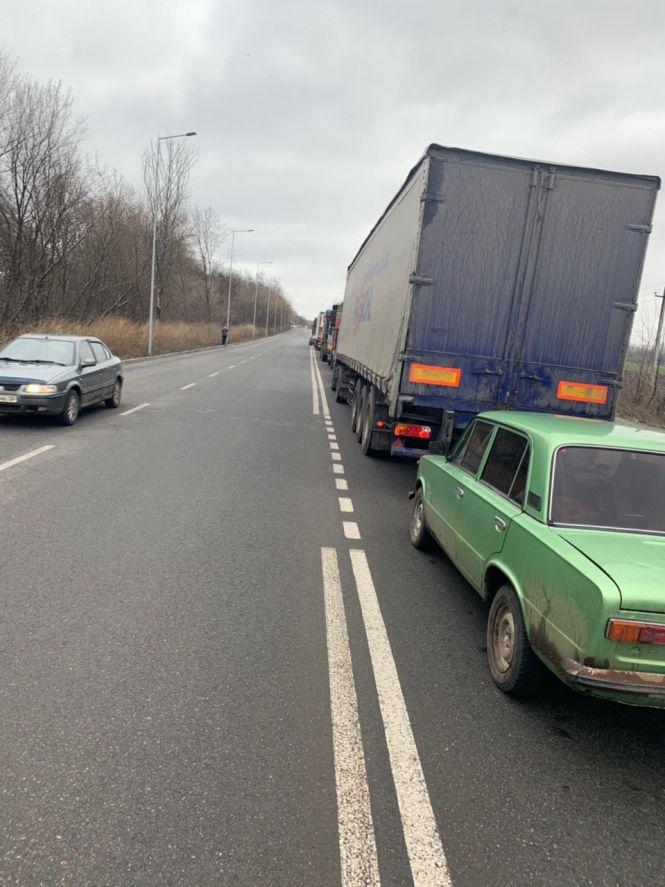Новини Вінниці - фото з На під'їздах до Вінниці утворилися великі затори На під'їздах до Вінниці утворилися великі затори, фото №1 на сайті 20minut.ua