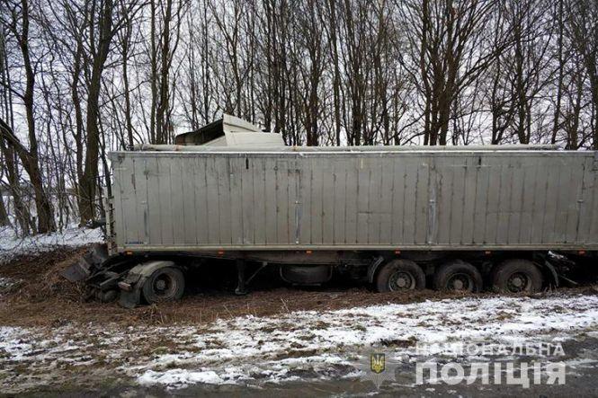 На Тернопільщині автомобіль Mazdа врізався у вантажівку DAF, фото №1 на сайті 20minut.ua