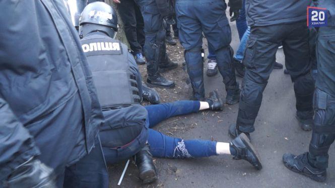 Фаєри, газ та кийки: як у Вінниці побилися «нацдружинники» та поліція (ВІДЕО), фото №12 на сайті 20minut.ua