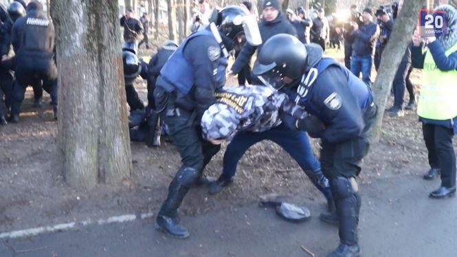 Фаєри, газ та кийки: як у Вінниці побилися «нацдружинники» та поліція (ВІДЕО), фото №9 на сайті 20minut.ua