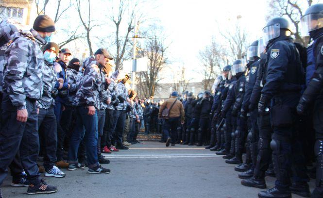 Фаєри, газ та кийки: як у Вінниці побилися «нацдружинники» та поліція (ВІДЕО), фото №8 на сайті 20minut.ua