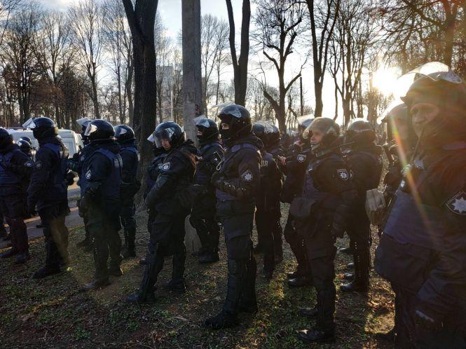 Мітинг біля Книжки: свинячі голови та десятки правоохоронців, фото №3 на сайті 20minut.ua