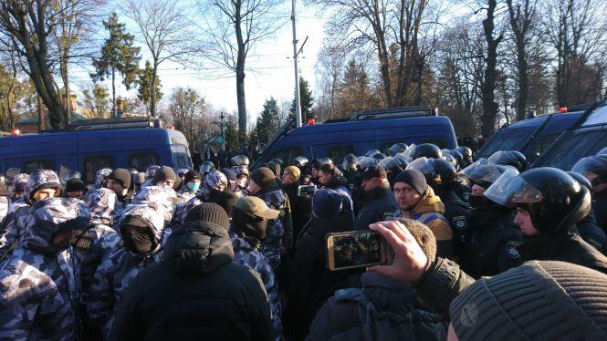 Мітинг біля Книжки: свинячі голови та десятки правоохоронців, фото №4 на сайті 20minut.ua