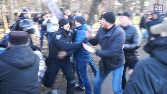 Фаєри, газ та кийки: як у Вінниці побилися «нацдружинники» та поліція (ВІДЕО), фото №10 на сайті 20minut.ua