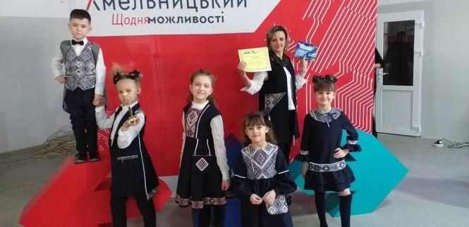 Новини Тернополя - фото з У Тернополі створили колекцію шкільних форм з елементами вишивки та світловідбивачами У Тернополі створили колекцію шкільних форм з елементами вишивки та світловідбивачами, фото №3 на сайті 20minut.ua