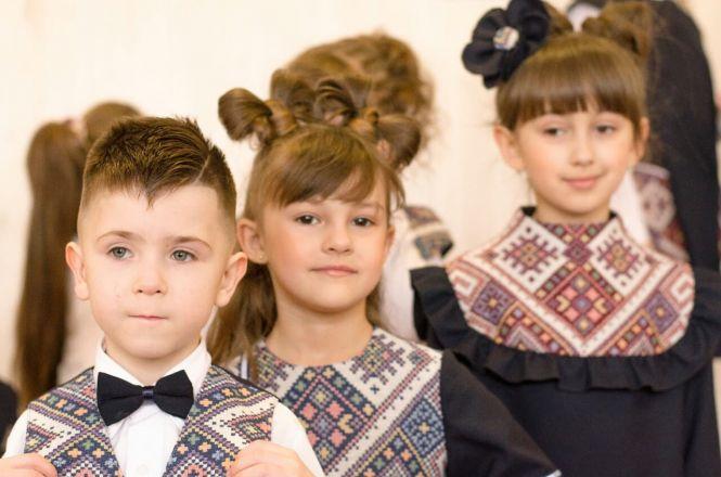 Новини Тернополя - фото з У Тернополі створили колекцію шкільних форм з елементами вишивки та світловідбивачами У Тернополі створили колекцію шкільних форм з елементами вишивки та світловідбивачами, фото №2 на сайті 20minut.ua