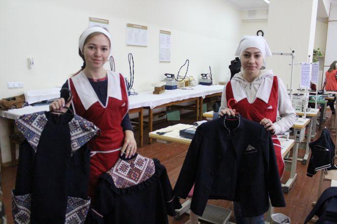 Новини Тернополя - фото з У Тернополі створили колекцію шкільних форм з елементами вишивки та світловідбивачами У Тернополі створили колекцію шкільних форм з елементами вишивки та світловідбивачами, фото №1 на сайті 20minut.ua