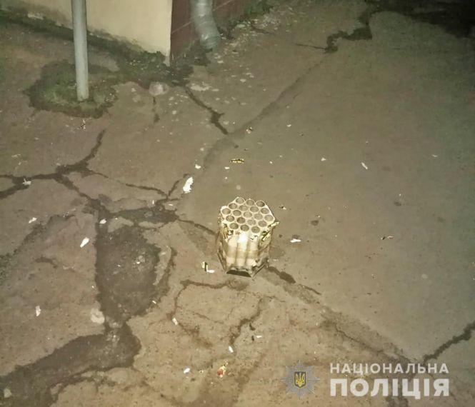 Новини Житомира - фото з Пограбування "з вогником": у Житомирі грабіжники, обікравши магазин, запустили феєрверк Пограбування "з вогником": у Житомирі грабіжники, обікравши магазин, запустили феєрверк, фото №3 на сайті 20minut.ua