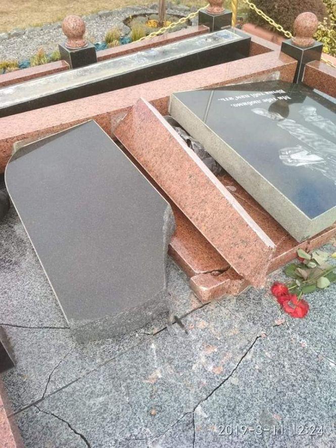 Вандали розтрощили пам'ятник на могилі героя АТО «Дюшеса», фото №5 на сайті 20minut.ua