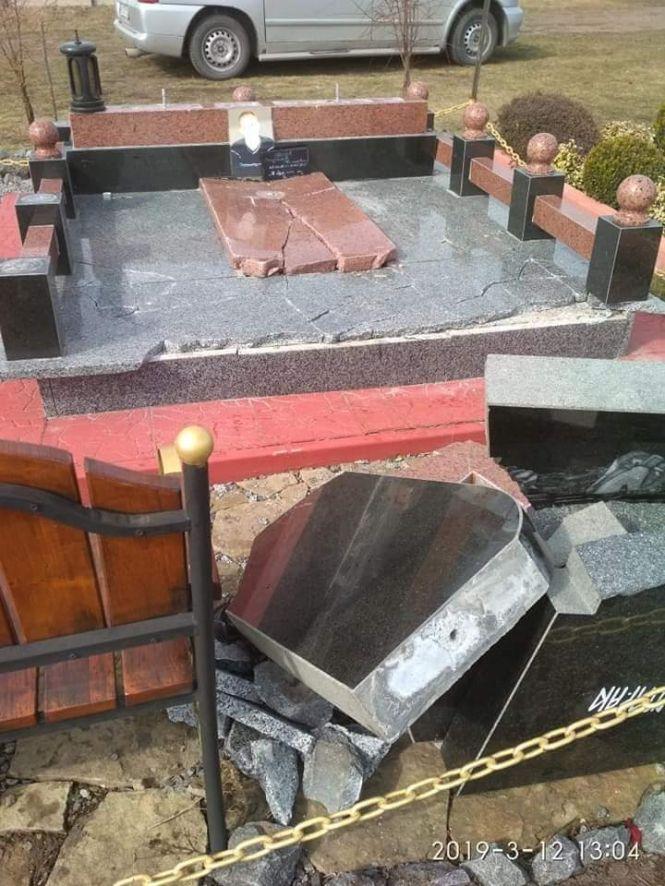 Вандали розтрощили пам'ятник на могилі героя АТО «Дюшеса», фото №4 на сайті 20minut.ua