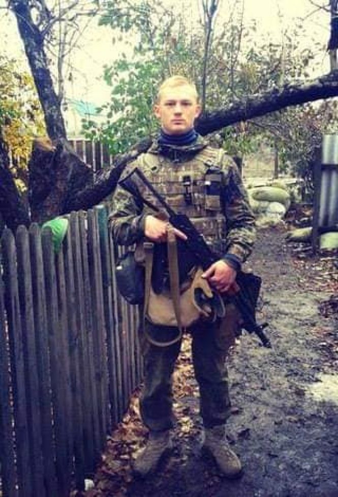 Вандали розтрощили пам'ятник на могилі героя АТО «Дюшеса», фото №1 на сайті 20minut.ua