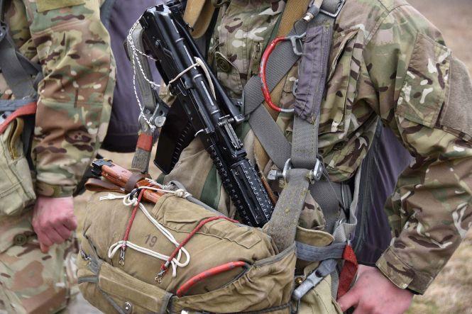 Хмельницькі спецпризначенці стрибали з парашутом в умовний тил противника, фото №2 на сайті vsim.ua