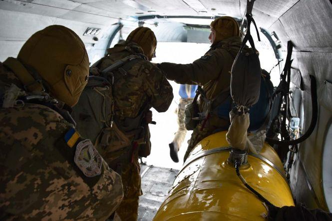 Хмельницькі спецпризначенці стрибали з парашутом в умовний тил противника, фото №3 на сайті vsim.ua