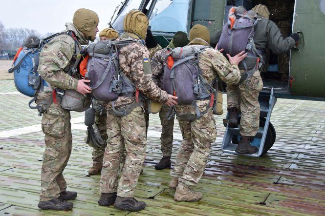 Хмельницькі спецпризначенці стрибали з парашутом в умовний тил противника, фото №1 на сайті vsim.ua