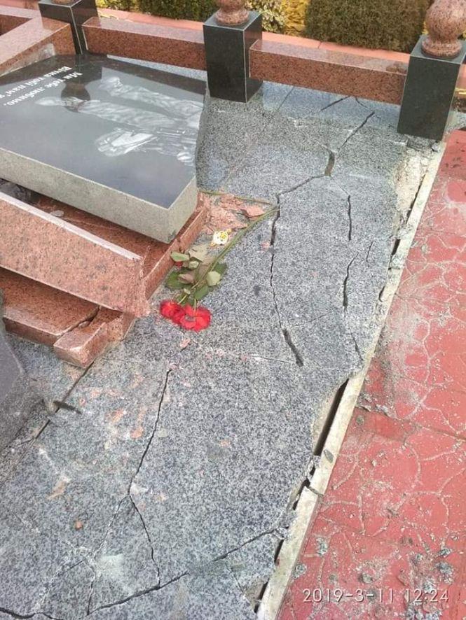 Вандали розтрощили пам'ятник на могилі героя АТО «Дюшеса», фото №3 на сайті 20minut.ua