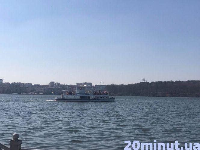 Фото дня: в парку Шевченка "море" людей, а на Став уже вийшов теплохід, фото №1 на сайті 20minut.ua