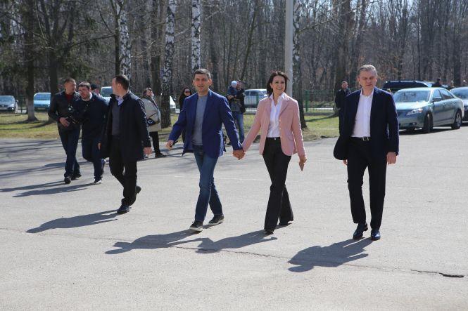 Новини Вінниці - фото з «Рідній Вінниці не зраджую» Володимир Гройсман проголосував у школі №10 «Рідній Вінниці не зраджую» Володимир Гройсман проголосував у школі №10, фото №1 на сайті 20minut.ua