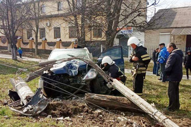 У Кам'янці Nissan влетів у електричний стовп. Водій у лікарні, фото №1 на сайті vsim.ua