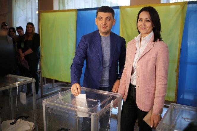 Новини Вінниці - фото з «Рідній Вінниці не зраджую» Володимир Гройсман проголосував у школі №10 «Рідній Вінниці не зраджую» Володимир Гройсман проголосував у школі №10, фото №3 на сайті 20minut.ua