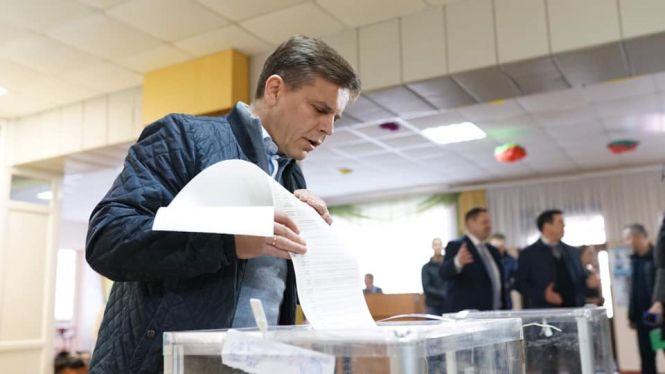Бюлетень - в урну, селфі - у соцмережу:  Сергій Сухомлин та голова ОДА Ігор Гундич сфотографувались з розгорнутими бюлетнями, фото №1 на сайті 20minut.ua