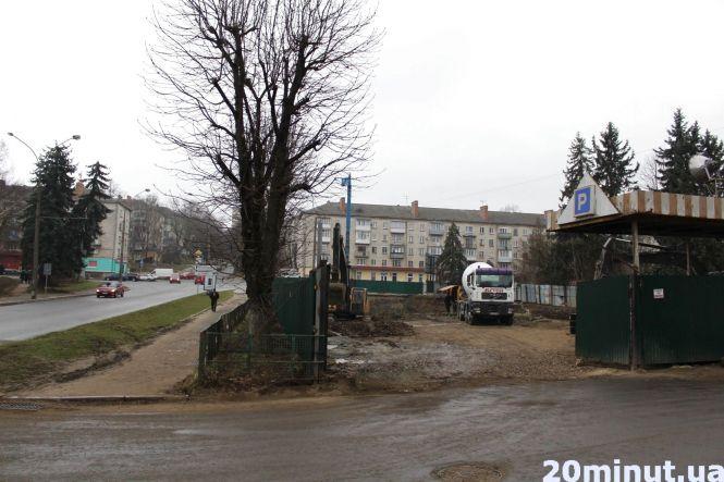 В сквері на Миру, де триває будівництво, таки зріжуть кілька дерев, фото №1 на сайті 20minut.ua