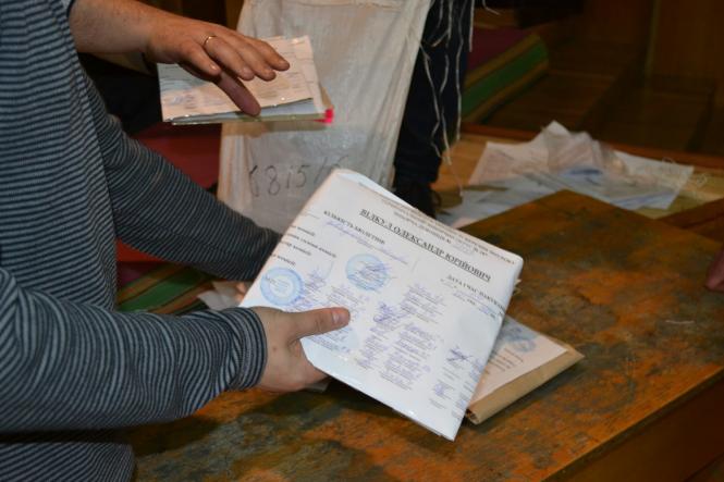 Новини Хмельницького - фото з Без черг і скандалів: як в ОВК приймають бюлетені з дільниць Без черг і скандалів: як в ОВК приймають бюлетені з дільниць, фото №1 на сайті vsim.ua