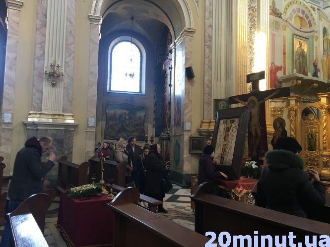 Новини Тернополя - фото з У Катедру привезли ікону Розп'яття Спасителя, короновану Папою Римським У Катедру привезли ікону Розп'яття Спасителя, короновану Папою Римським, фото №2 на сайті 20minut.ua