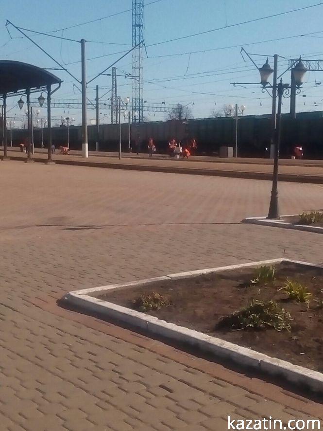 Фото дня: на залізничному вокзалі наводять порядок, фото №2 на сайті 20minut.ua