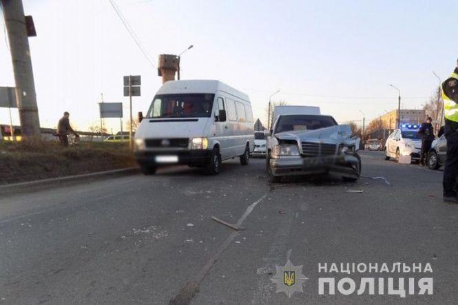 Новини Тернополя - фото з У Березовиці зіткнулися два "Мерседеси" та вантажівка У Березовиці зіткнулися два "Мерседеси" та вантажівка, фото №1 на сайті 20minut.ua