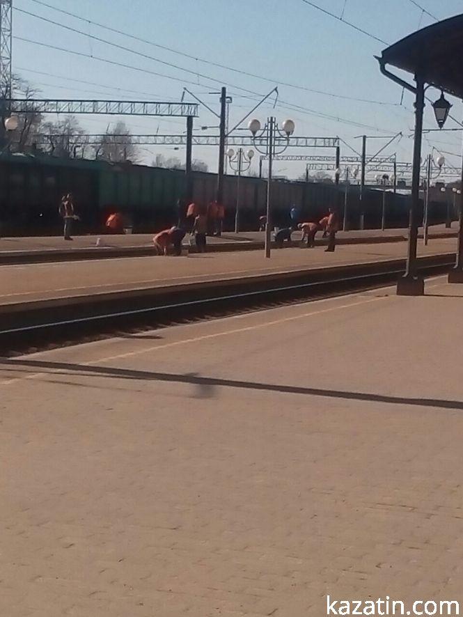 Фото дня: на залізничному вокзалі наводять порядок, фото №3 на сайті 20minut.ua