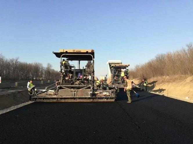 Новини Хмельницького - фото з 38 мільйонів доларів на 40 кілометрів дороги: як китайці ремонтують трасу на Хмельниччині 38 мільйонів доларів на 40 кілометрів дороги: як китайці ремонтують трасу на Хмельниччині, фото №3 на сайті vsim.ua