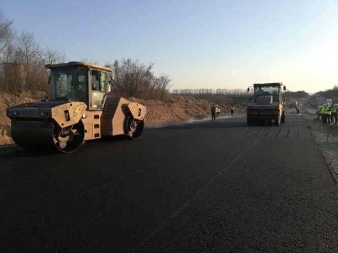 Новини Хмельницького - фото з 38 мільйонів доларів на 40 кілометрів дороги: як китайці ремонтують трасу на Хмельниччині 38 мільйонів доларів на 40 кілометрів дороги: як китайці ремонтують трасу на Хмельниччині, фото №2 на сайті vsim.ua