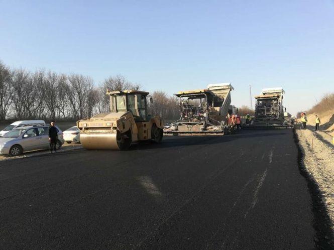 Новини Хмельницького - фото з 38 мільйонів доларів на 40 кілометрів дороги: як китайці ремонтують трасу на Хмельниччині 38 мільйонів доларів на 40 кілометрів дороги: як китайці ремонтують трасу на Хмельниччині, фото №1 на сайті vsim.ua