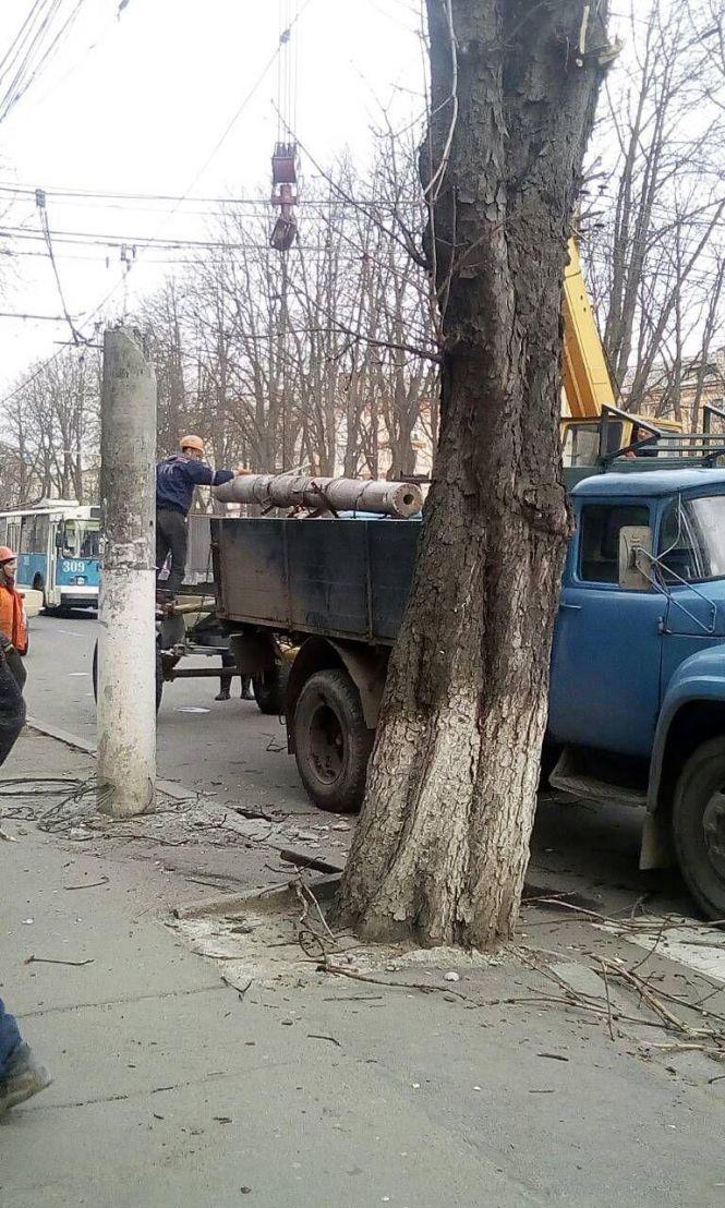 Новини Вінниці - фото з На вулиці Пирогова зламався стовп. Тролейбуси стояли майже три години На вулиці Пирогова зламався стовп. Тролейбуси стояли майже три години, фото №4 на сайті 20minut.ua