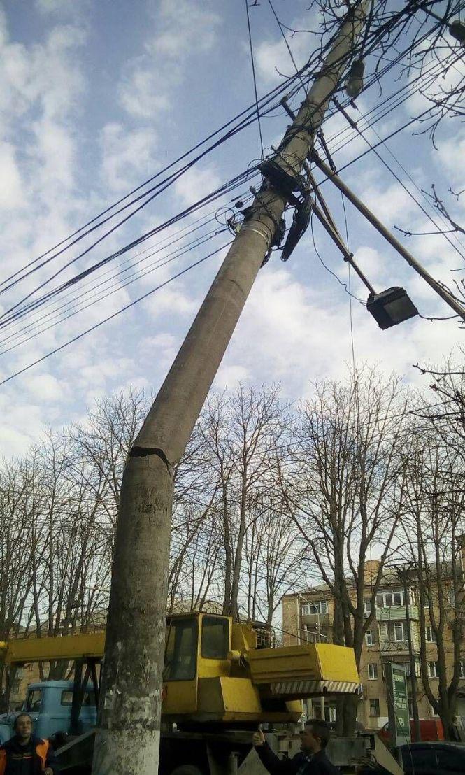 Новини Вінниці - фото з На вулиці Пирогова зламався стовп. Тролейбуси стояли майже три години На вулиці Пирогова зламався стовп. Тролейбуси стояли майже три години, фото №3 на сайті 20minut.ua