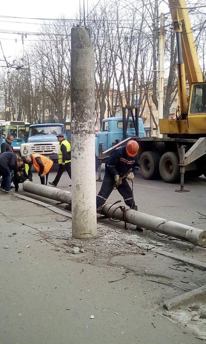 Новини Вінниці - фото з На вулиці Пирогова зламався стовп. Тролейбуси стояли майже три години На вулиці Пирогова зламався стовп. Тролейбуси стояли майже три години, фото №7 на сайті 20minut.ua