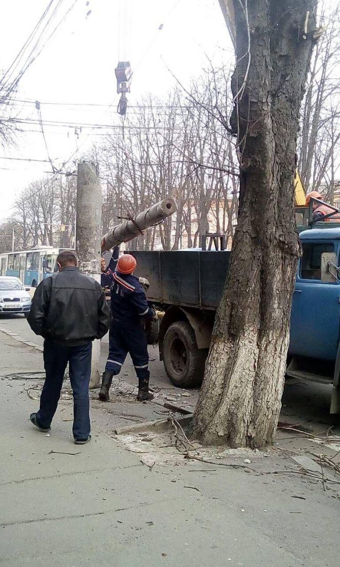 Новини Вінниці - фото з На вулиці Пирогова зламався стовп. Тролейбуси стояли майже три години На вулиці Пирогова зламався стовп. Тролейбуси стояли майже три години, фото №5 на сайті 20minut.ua