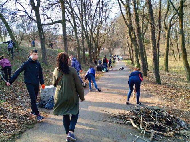 Новини Кам'янця-Подільського - фото з Школярі та студенти прибирають парк: у Кам'янці триває весняна толока Школярі та студенти прибирають парк: у Кам'янці триває весняна толока, фото №4 на сайті 20minut.ua