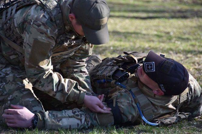 Новини Хмельницького - фото з Як хмельницькі спецпризначенці вчаться зупиняти кровотечу і закривати рани Як хмельницькі спецпризначенці вчаться зупиняти кровотечу і закривати рани, фото №3 на сайті vsim.ua
