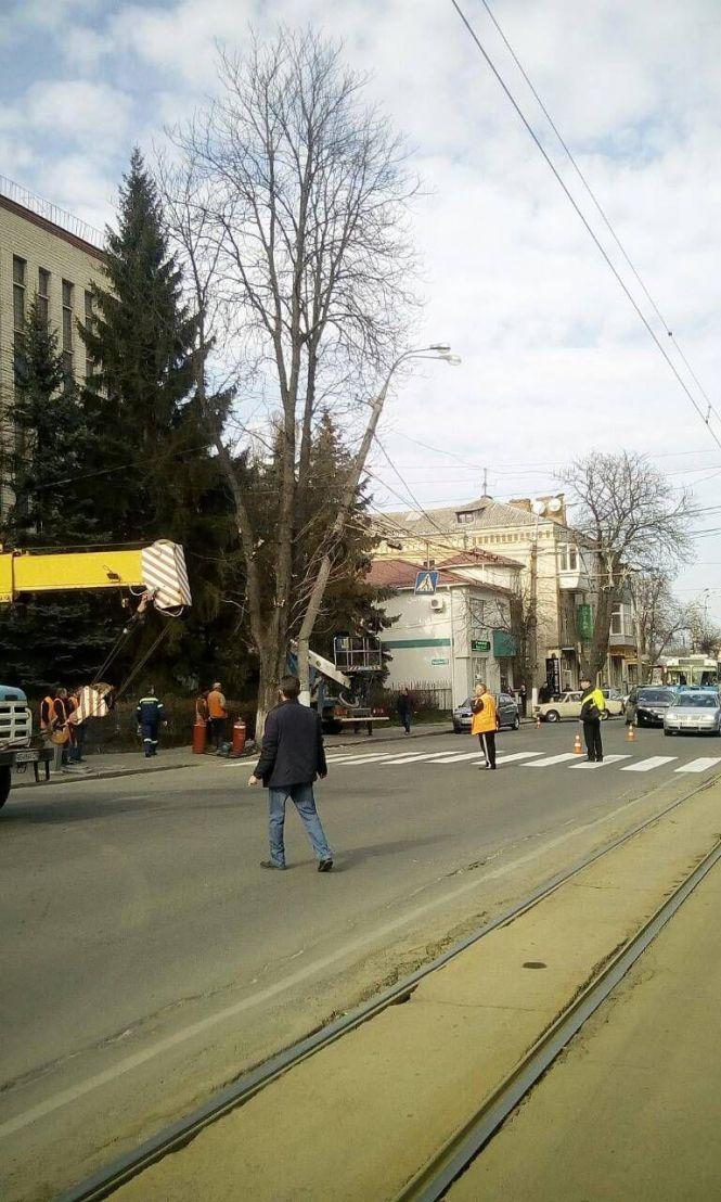 Новини Вінниці - фото з На вулиці Пирогова зламався стовп. Тролейбуси стояли майже три години На вулиці Пирогова зламався стовп. Тролейбуси стояли майже три години, фото №2 на сайті 20minut.ua