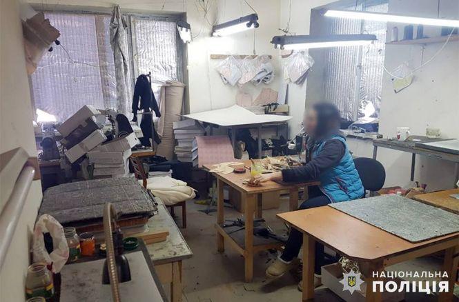 У Хмельницькому викрили підпільний взуттєвий цех з нелегалами, фото №2 на сайті vsim.ua